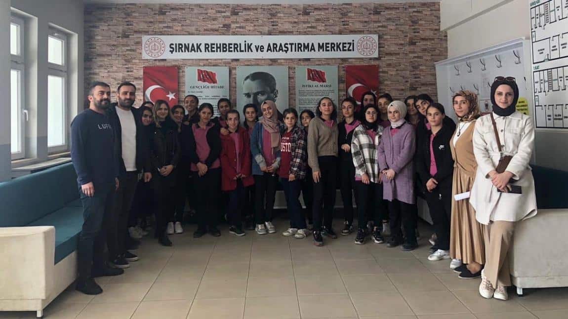 Kurumumuzu ziyaret eden Şırnak Nazmiye Demirel Mesleki ve Teknik Anadolu Lisesi öğrencilerine Rehberlik ve Araştırma Merkezinin tanıtımı yapılmıştır .